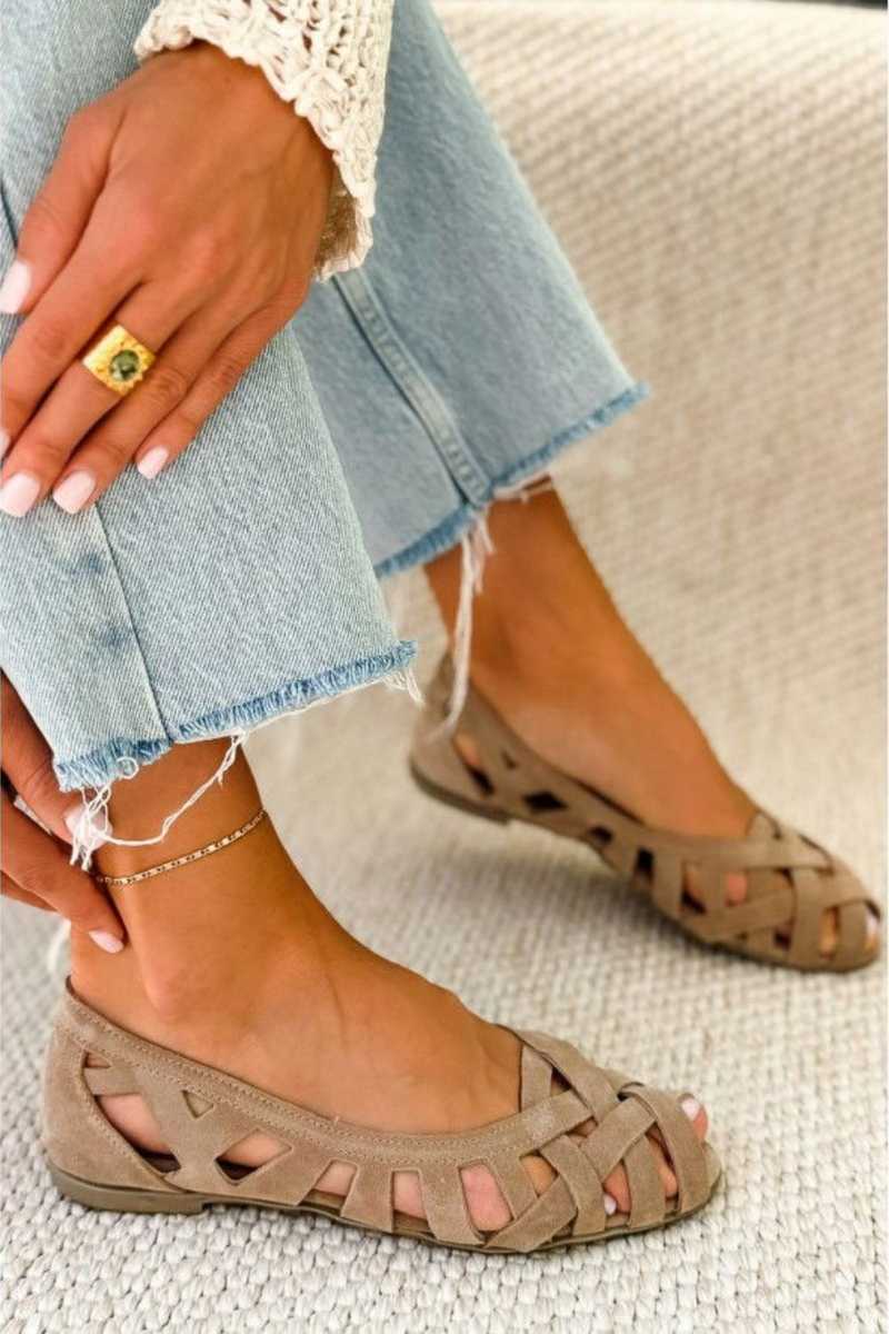 Sandali Piani con Punta Aperta e Intreccio Elegante