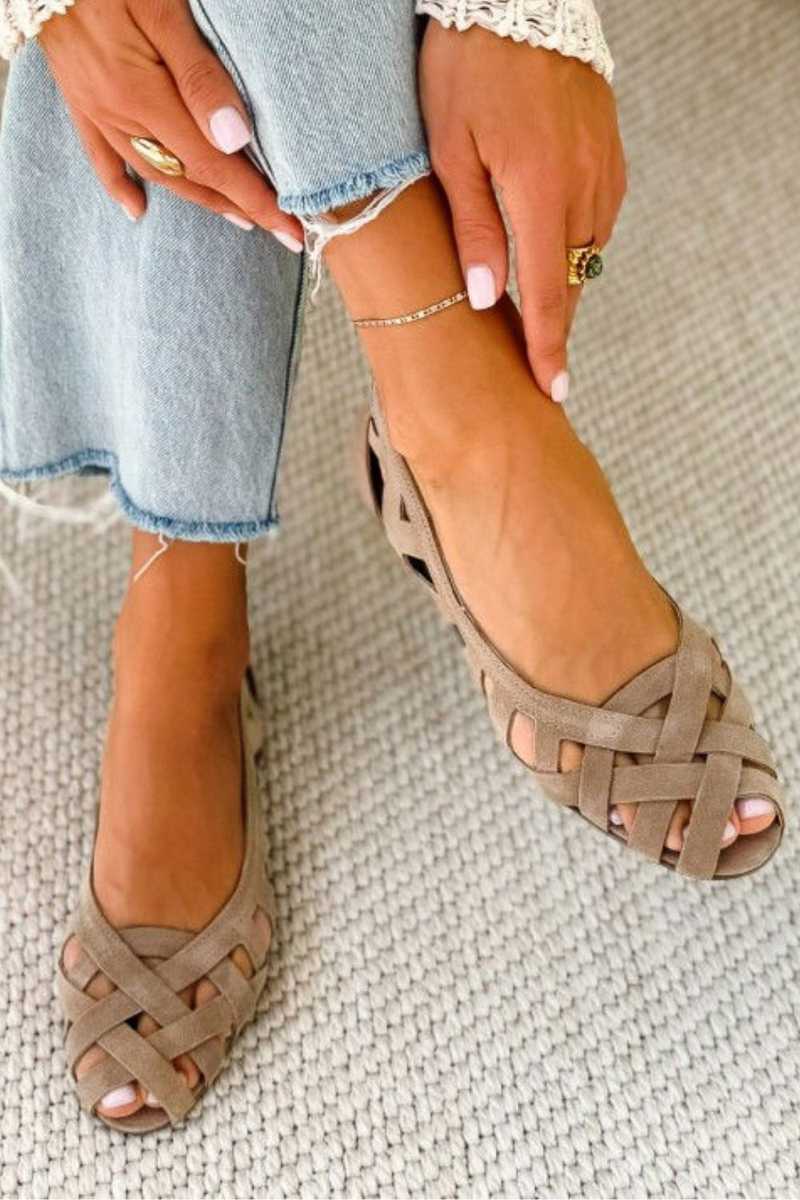 Sandali Piani con Punta Aperta e Intreccio Elegante
