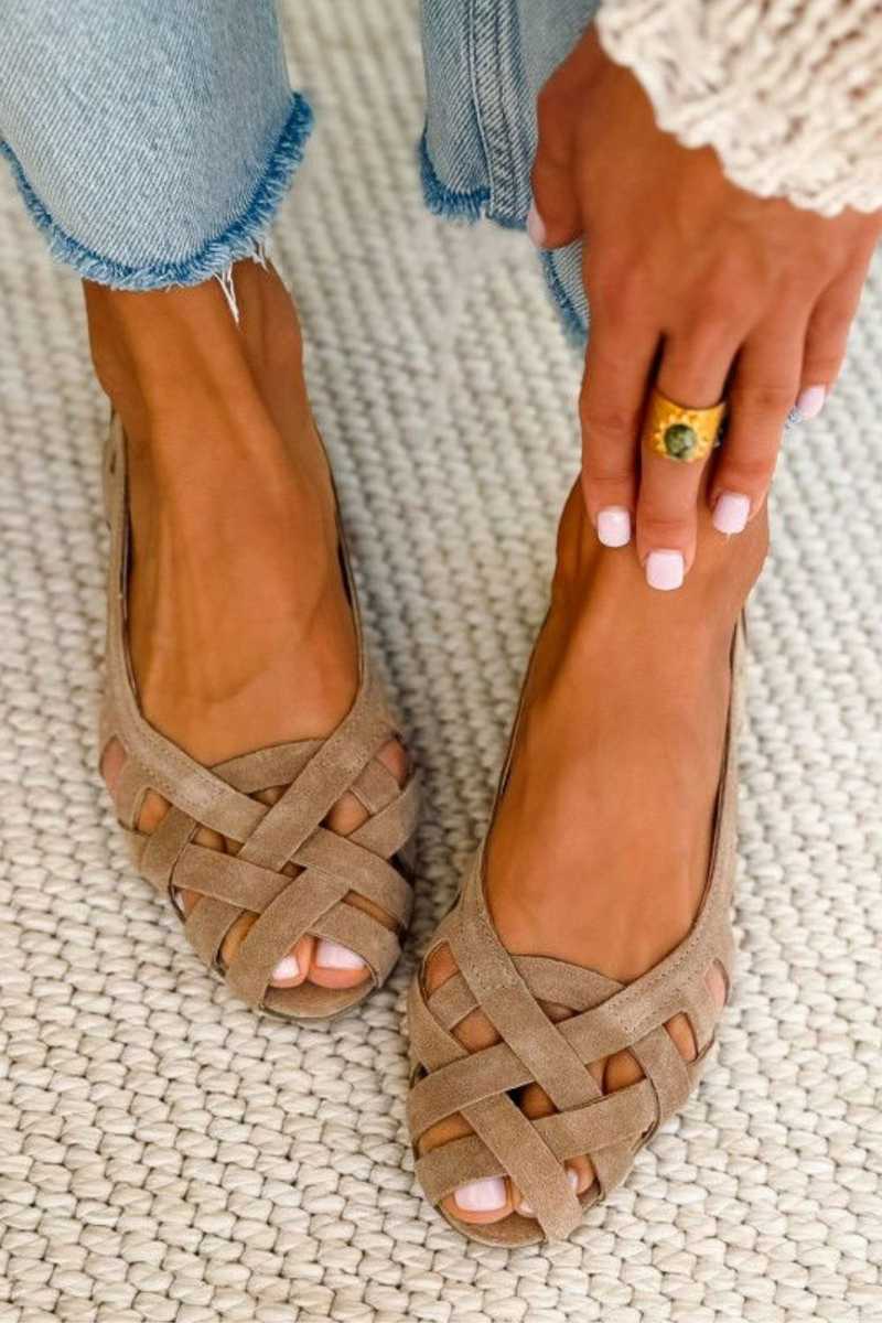 Sandali Piani con Punta Aperta e Intreccio Elegante