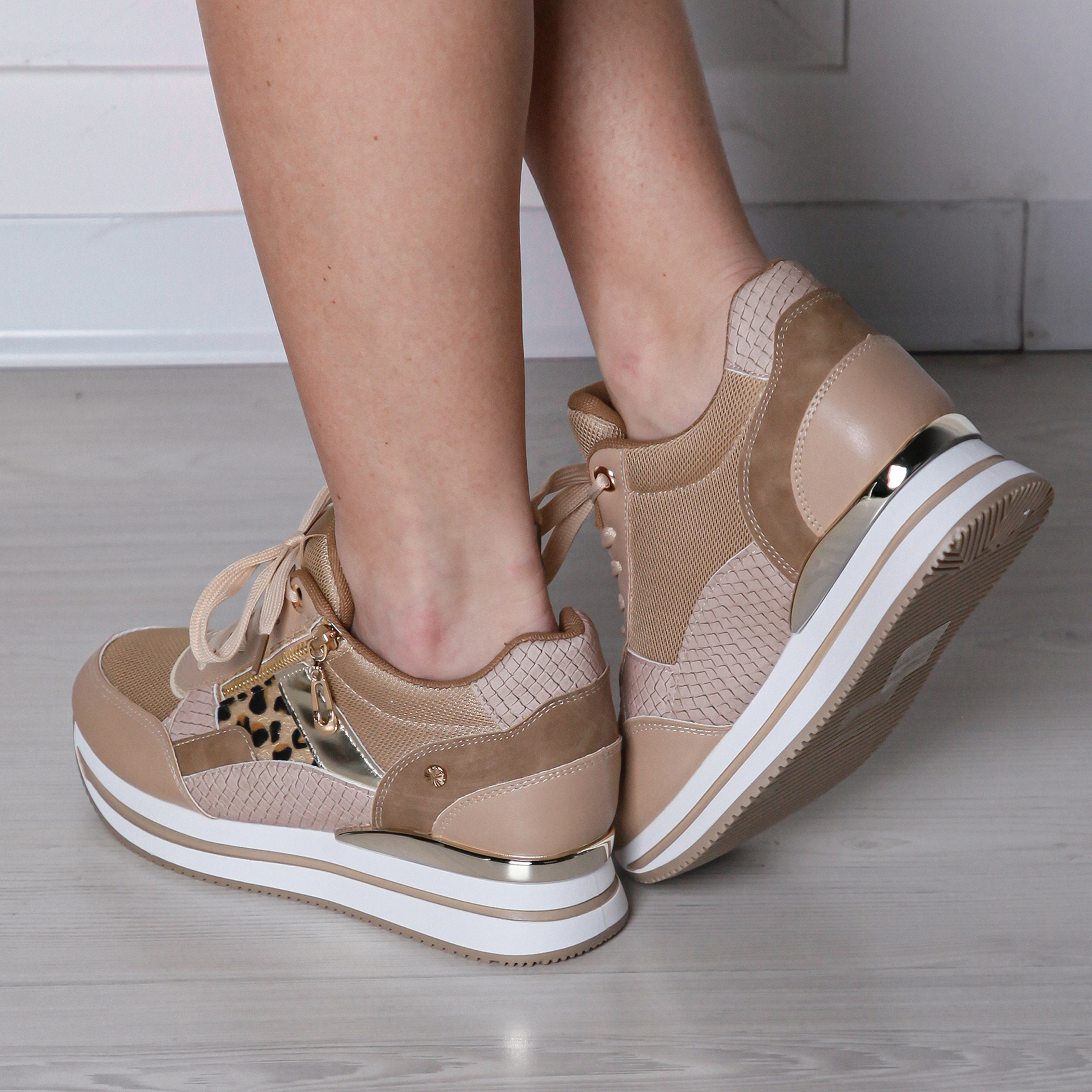 Molly - Sneaker Fashion