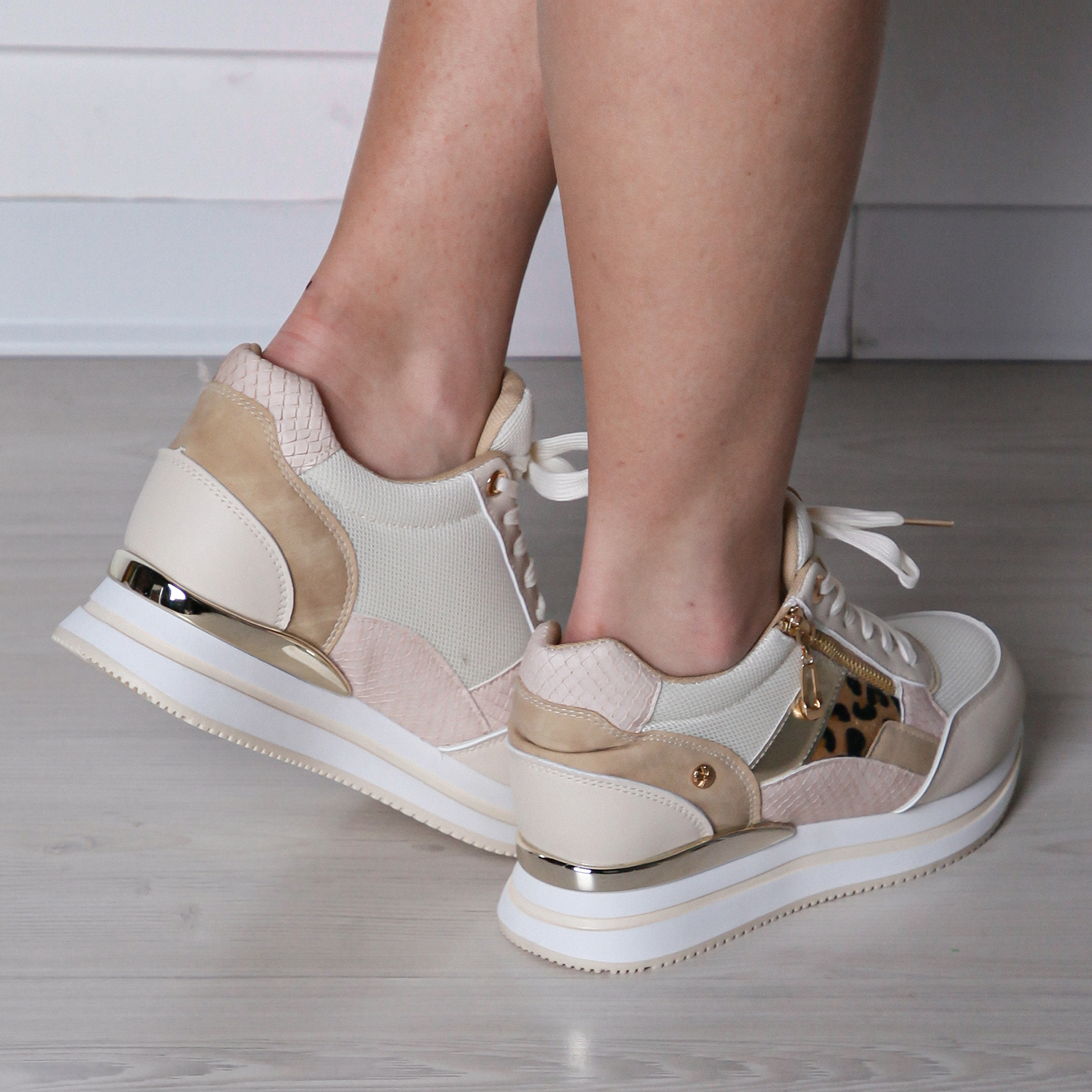 Molly - Sneaker Fashion