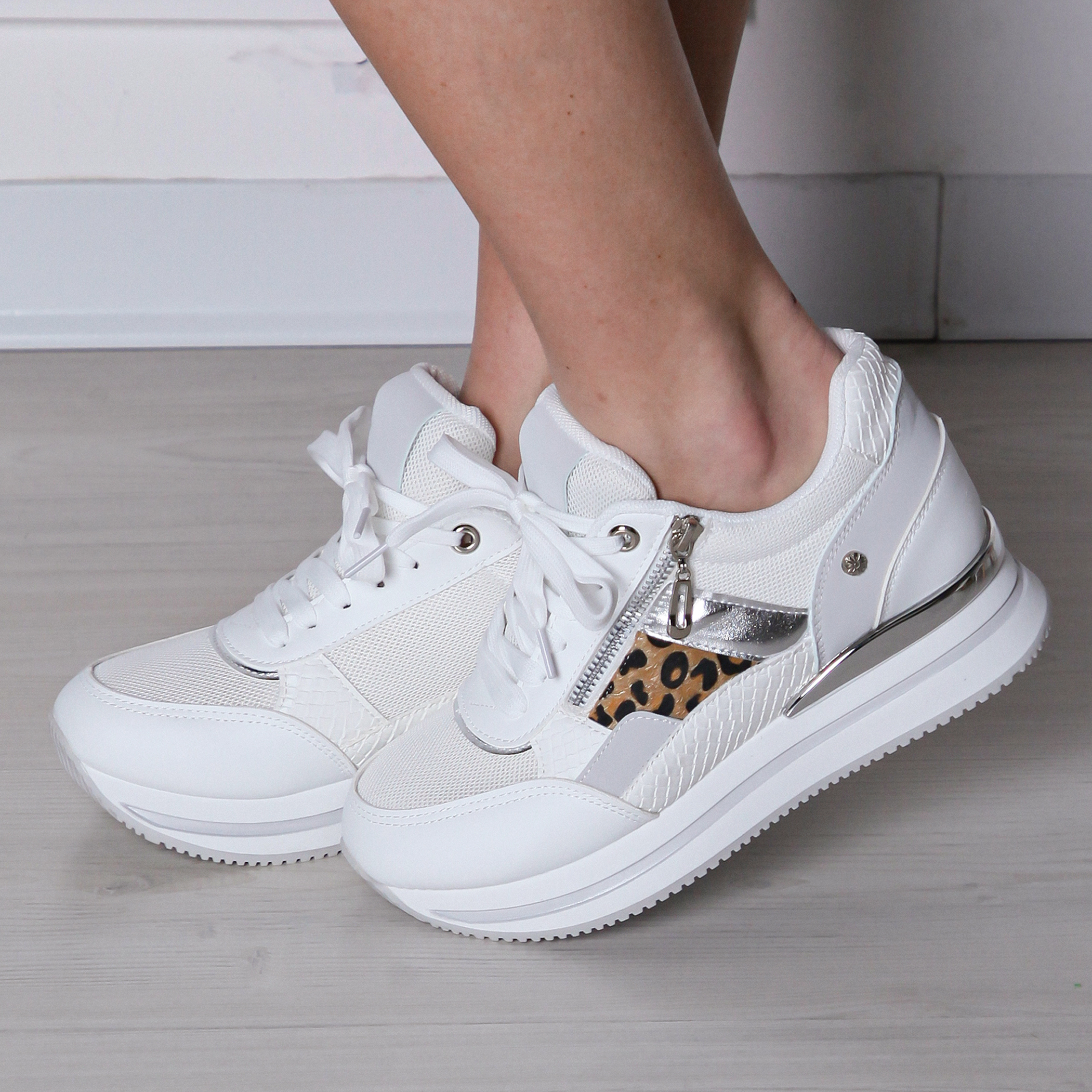 Molly - Sneaker Fashion