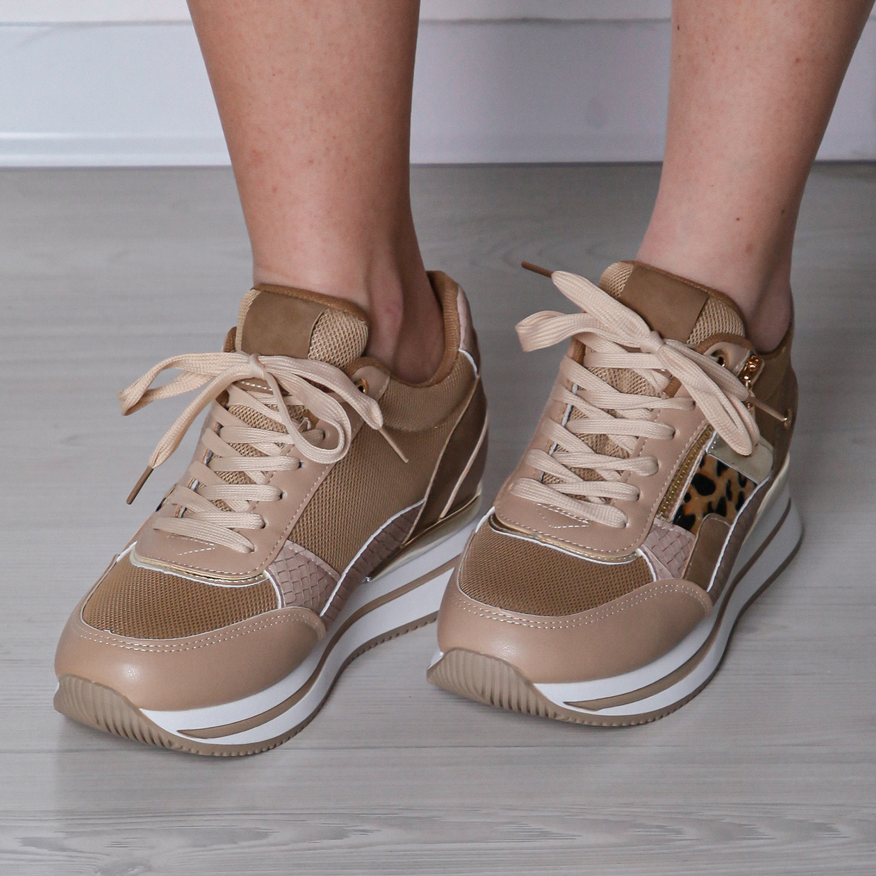 Molly - Sneaker Fashion